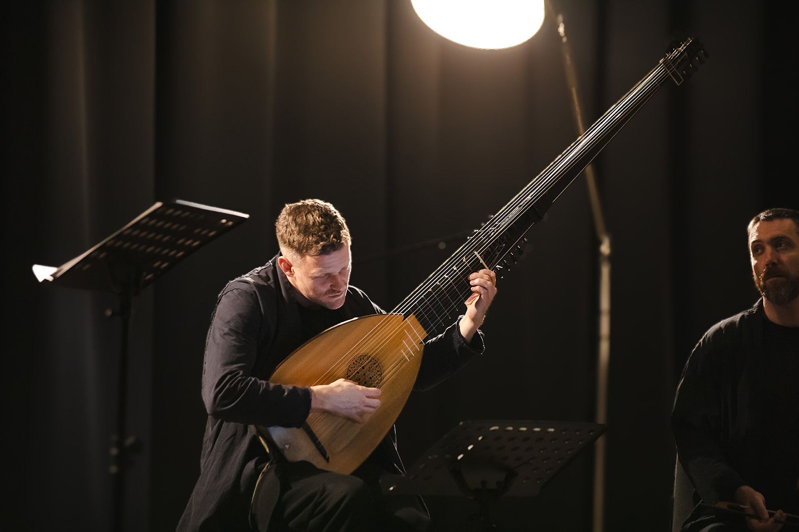 Jonas Nordberg playing the lute
