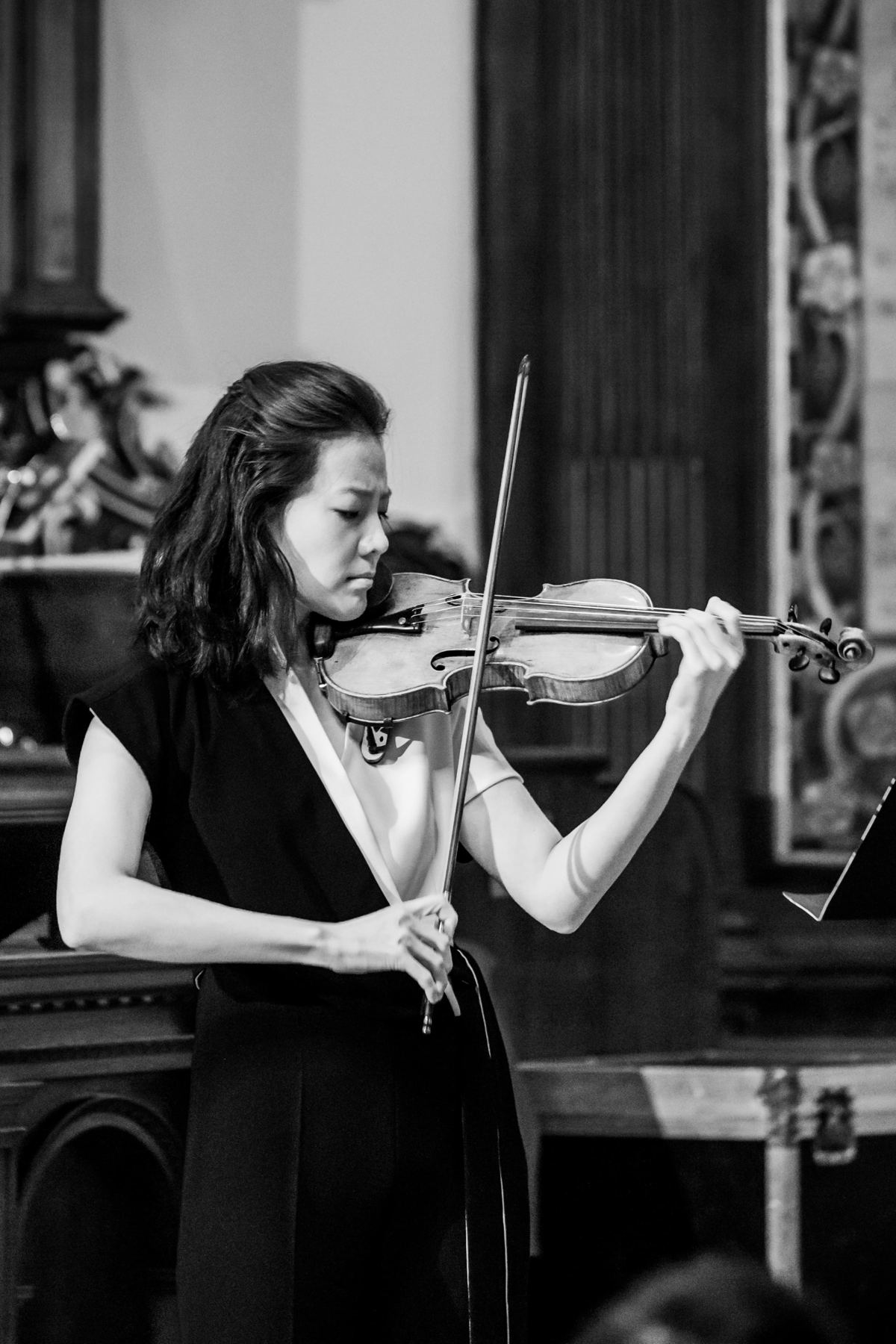 Black and white: close on Clara-Jumi Kang at the violin