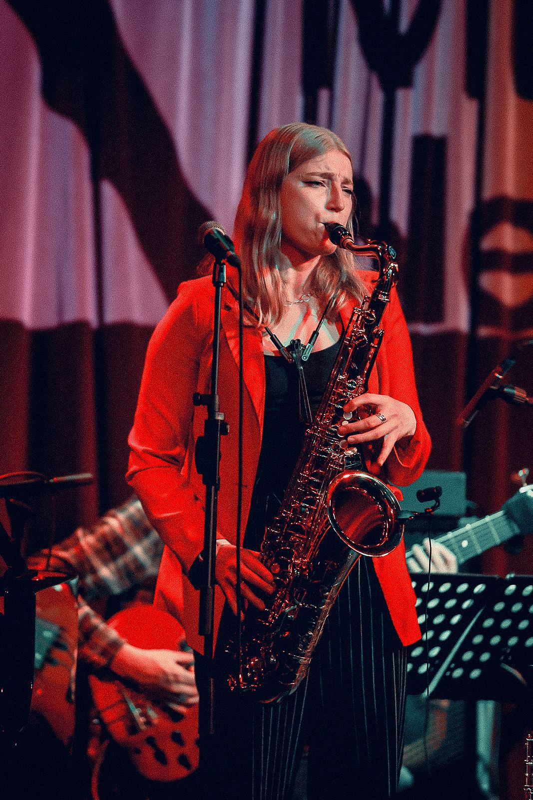 Emma Rawicz leaning into the tenor