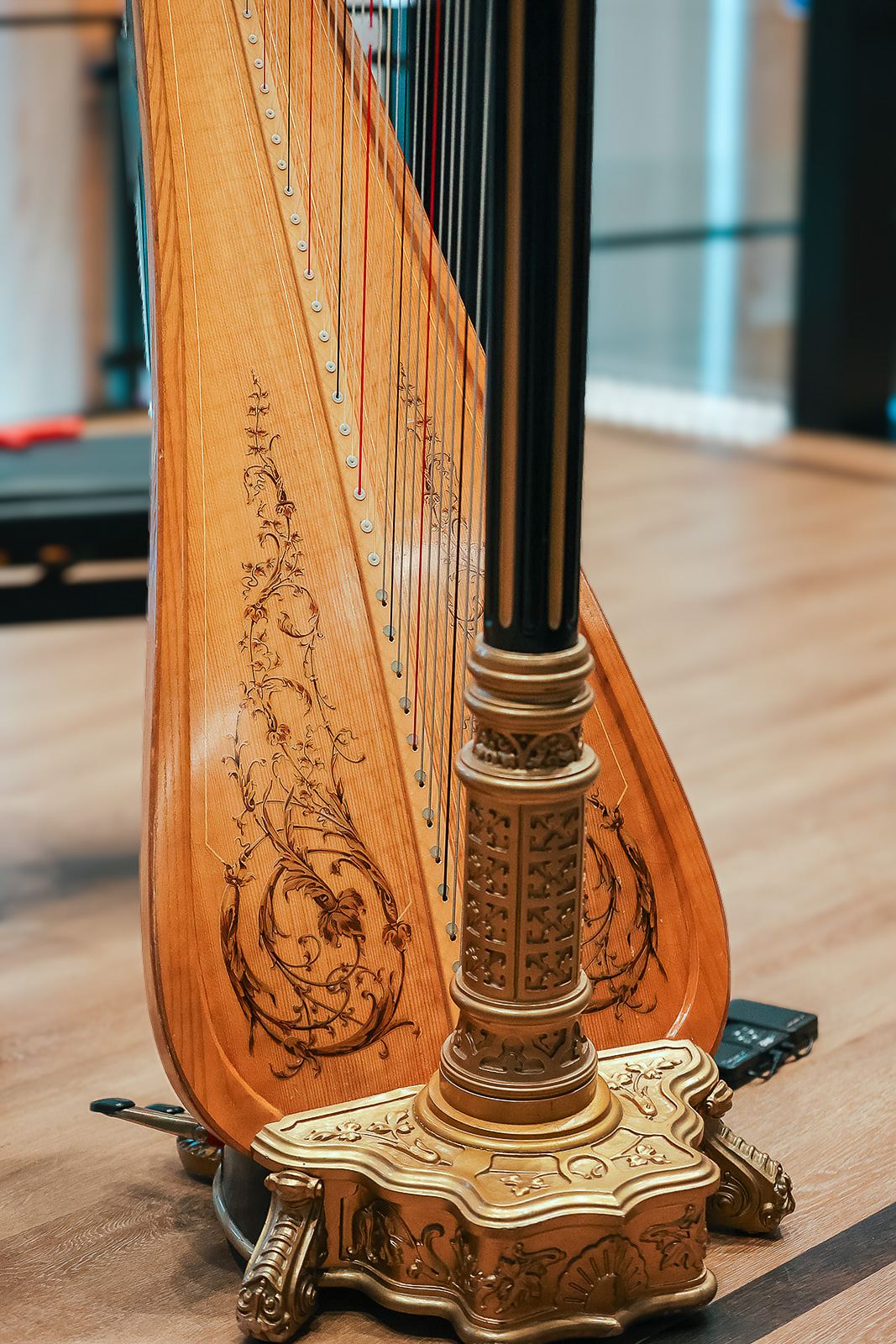 The carved gold base and column of the harp