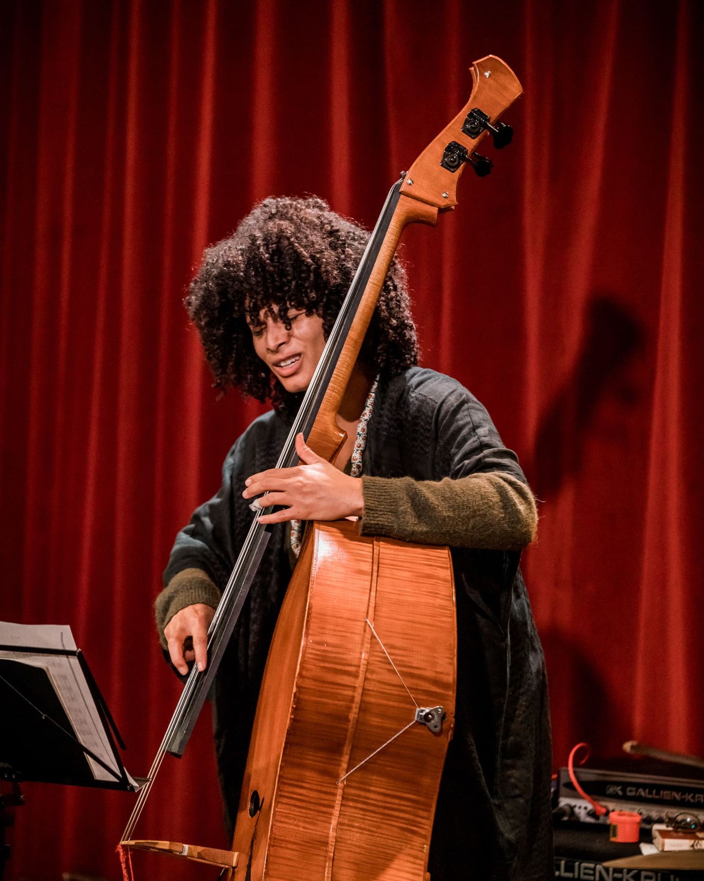 Sélène Saint-Aimé smiling over the double bass