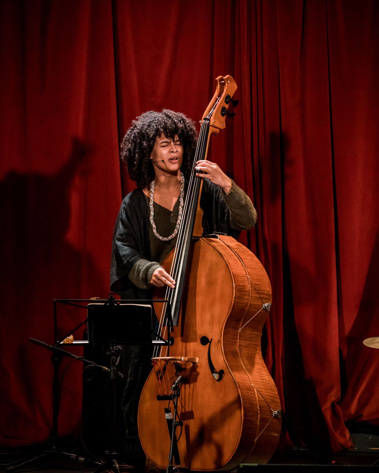 Sélène Saint-Aimé at the bass under warm light