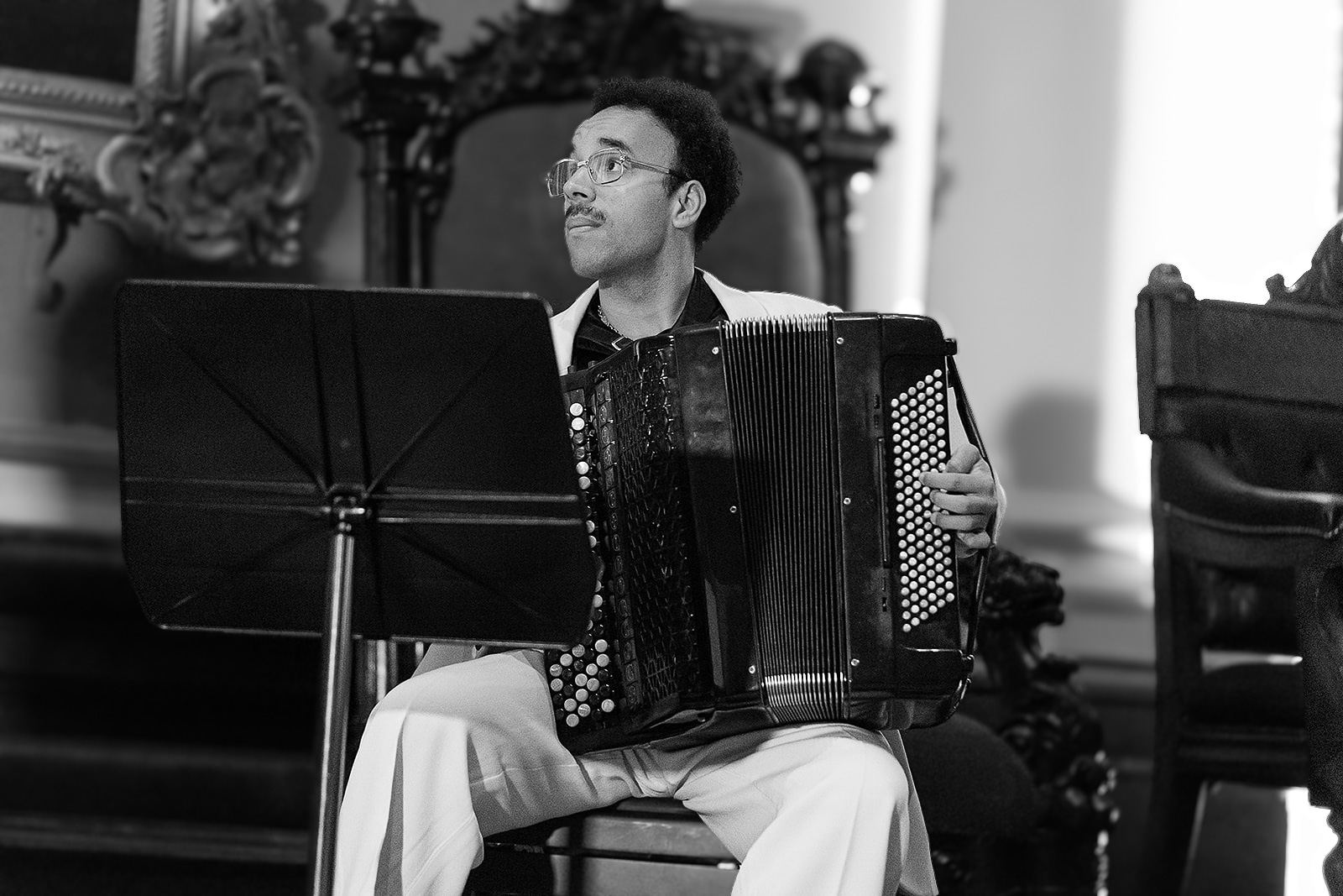 Black and white: Théo Ould at the accordion, looking up