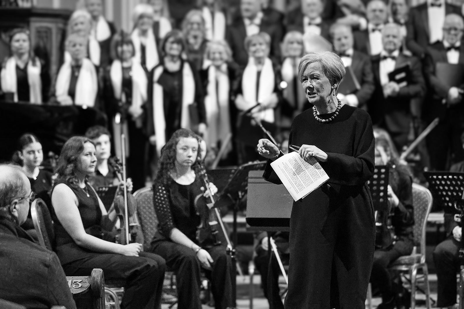 Black and white: introducing the premiere in front of Setanta Choir and the orchestra