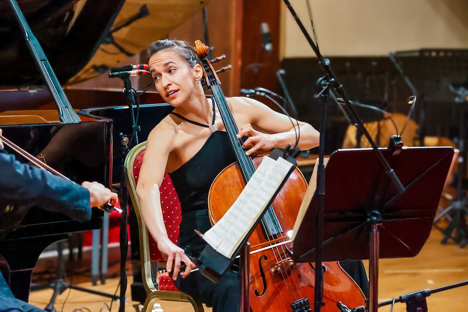 Trio Bohémo's cellist glancing across to the pianist